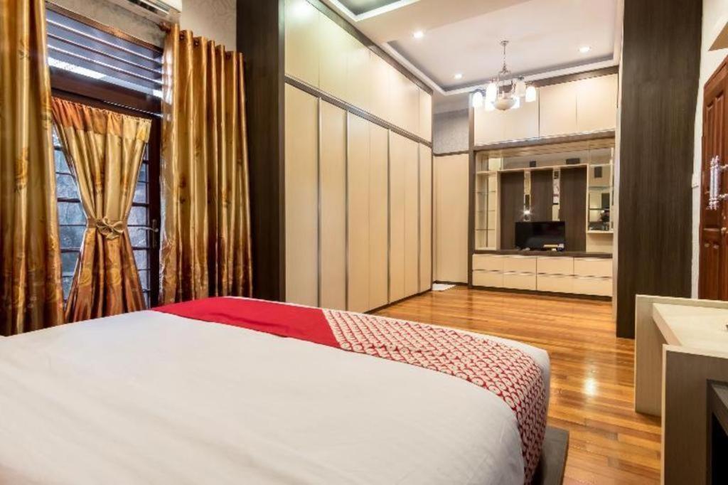 Oyo 619 Naufal Guest House Syariah メダン エクステリア 写真